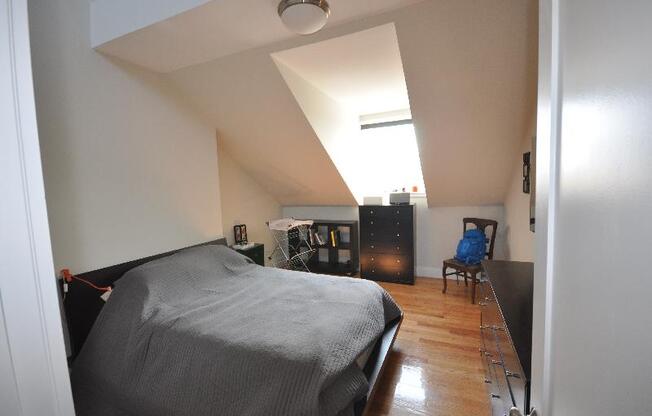 2 beds, 1 bath, $5,400, Unit 6