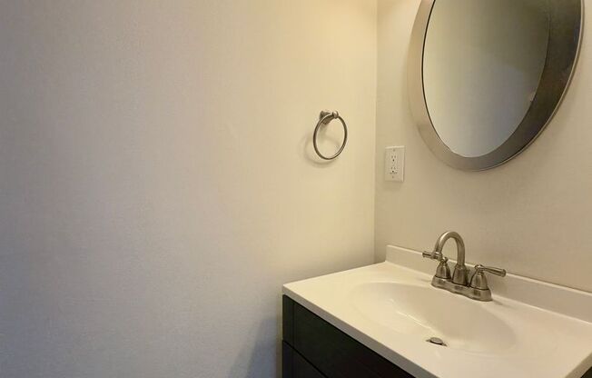 Charming 2 Bedroom/1.5 Bathroom End-Row Townhome in White Marsh, MD!