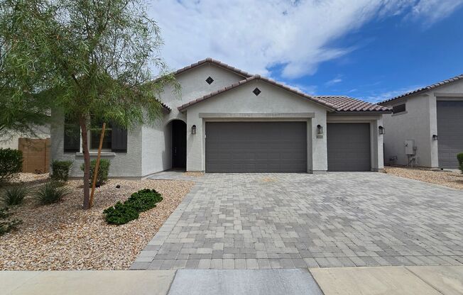 Three car garage! Closer to Surprise than Wittman!