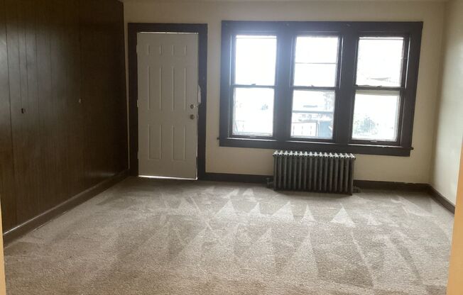 3 beds, 1 bath, $995, Unit Lower