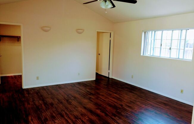 Large 5 Bedroom 3 Bath House that Sleeps 6-7, Behind the UT