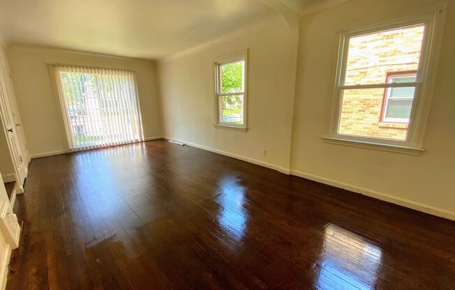 853-855 Ballard SE