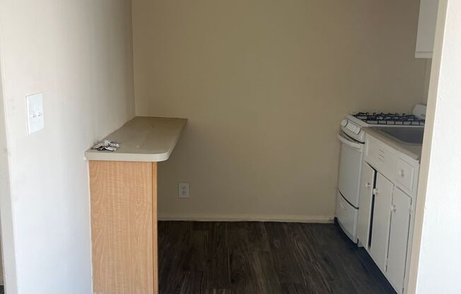 Studio, 1 bath, 400 sqft, $1,100, Unit 525