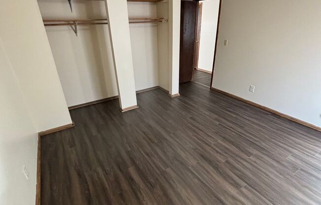 1 bed, 1 bath, 700 sqft, $899, Unit Custer-201