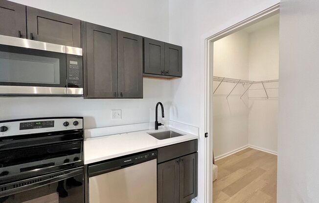 Studio, 1 bath, 414 sqft, $1,320, Unit 306