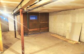 2 beds, 1 bath, 2,332 sqft, $3,000