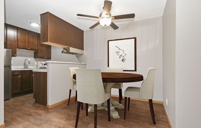 St. Louis Park, MN Courtyard Apartments | A Furnished Dining Room