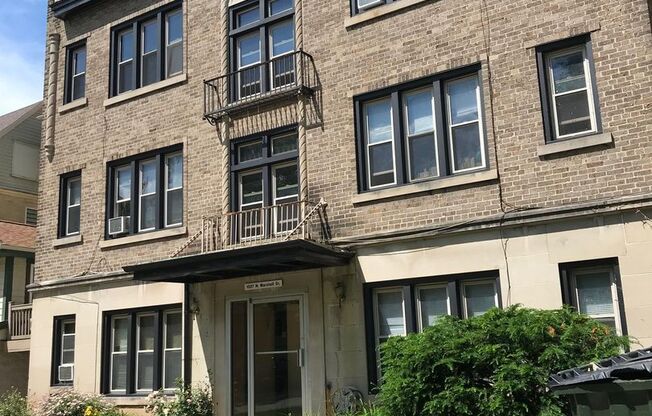 Studio, 1 bath, $825, Unit 32