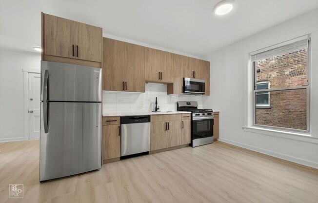 2139 W LUNT