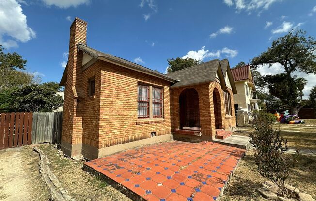 HISTORIC 2-BEDROOM HOME NEAR WOODLAWN LAKE