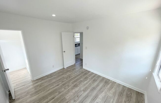 Cute Cottage in Crenshaw. 1bd/1ba with parking!