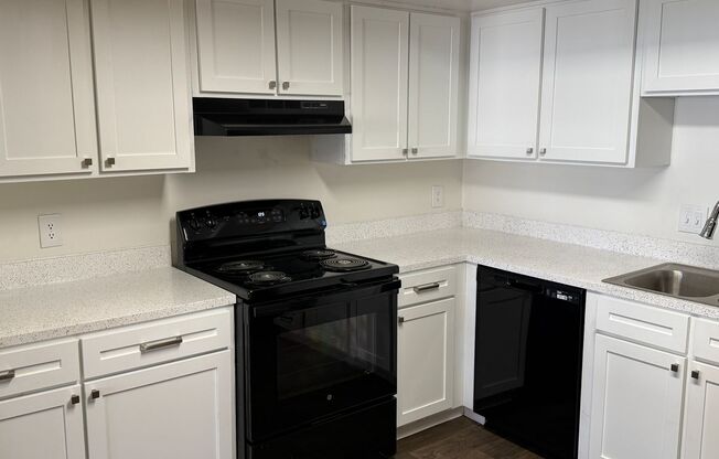 2 beds, 2 baths, 1,007 sqft, $1,775, Unit 32