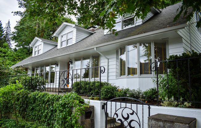 Three bedroom and Two Bathroom home in Portland Heights! Gourmet Kitchen and incredible natural Lighting