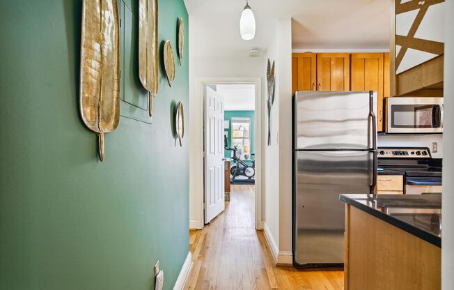 2 beds, 1 bath, $3,100