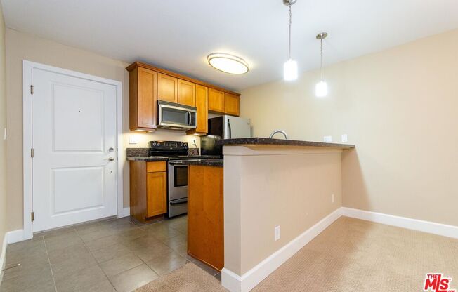 2 beds, 2 baths, 953 sqft, $4,300, Unit 561