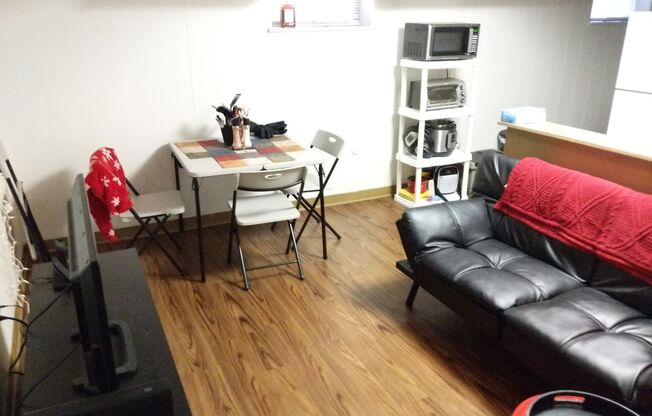 Tudor Hall~ Shadyside on the boarder of Oakland and Bloomfield~ convenient walkable location