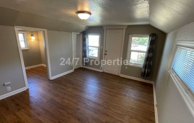 Cozy 1 BD | 1 BA House w/ Front & Back Yards - Cathedral Park