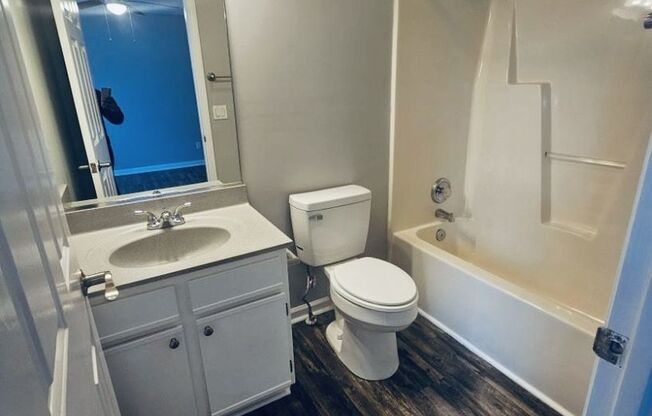 2 beds, 2 baths, 1,020 sqft, $1,195, Unit 221