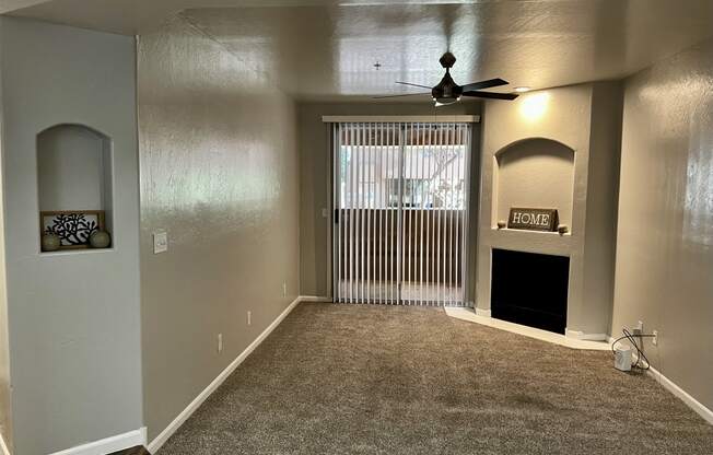 Livingroom with fireplace and ceilin fan