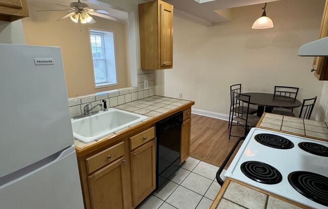 2 beds, 1 bath, $1,300, Unit Unit 4