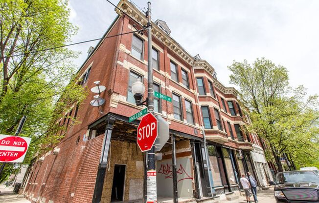 2 beds, 2 baths, $2,195, Unit 1010-3F (302)