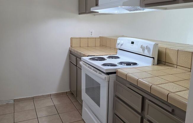 1046p -170- 4300 Isla Verde St. -RB/JP