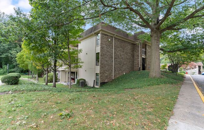 Spacious Springfield Condo in Desirable Neighborhood | 2 Bed, 1 Bath