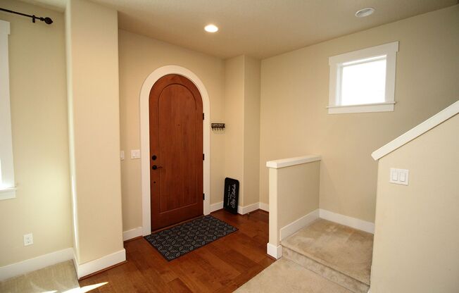Gorgeous 2015 custom construction 4 Bed/2.5 Bath Home, just minutes from Tansasbourne!