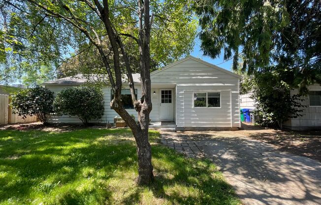 Charming S. Tabor 2 Bed + Bonus Room, 2 Bath Ranch House w/ Washer/Dryer and Incredible Fenced Yard!
