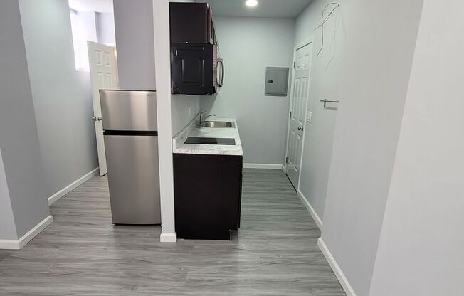 Studio, 1 bath, 350 sqft, $1,000, Unit 427 Unit 1