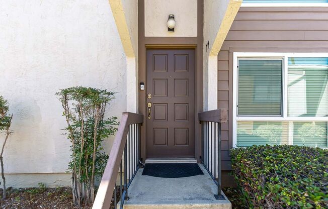 **LOOK NO FURTHER 3 BEDROOM TOWNHOME W/LAUNDRY, A/C, PET FRIENDLY!!