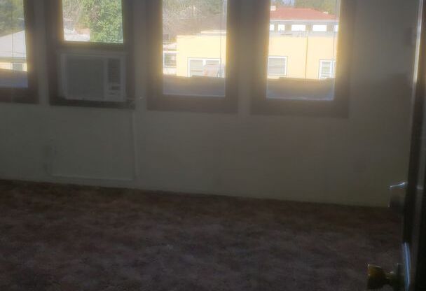 1561 N Van Ness Ave