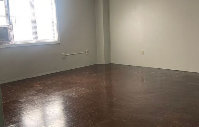 2 beds, 1 bath, 820 sqft, $1,300, Unit 03C