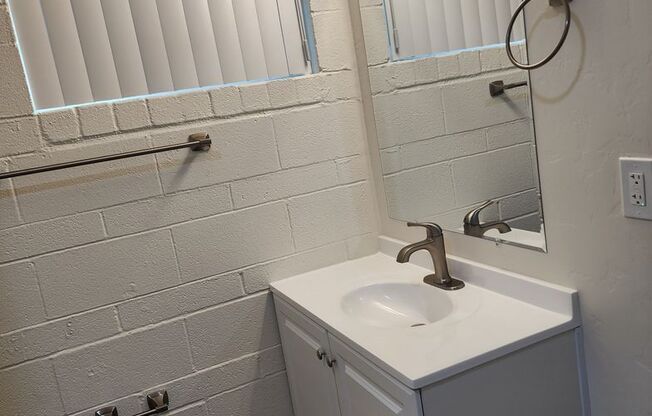 3 beds, 1 bath, 1,040 sqft, $1,895, Unit G04