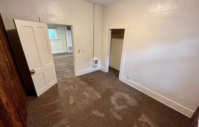 2 beds, 1 bath, $1,600