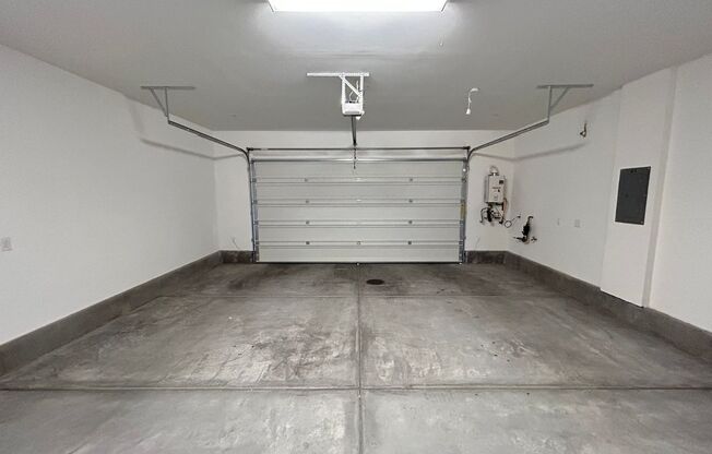 3 beds, 2.5 baths, $2,595, Unit # 1070