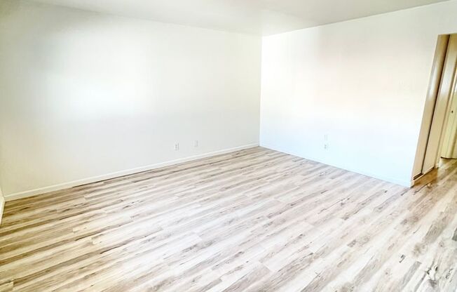 2 beds, 1 bath, $2,000, Unit 14