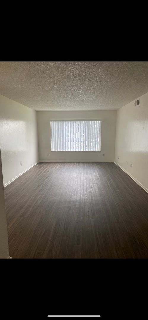 3 beds, 1.5 baths, 1,106 sqft, $1,400, Unit 203
