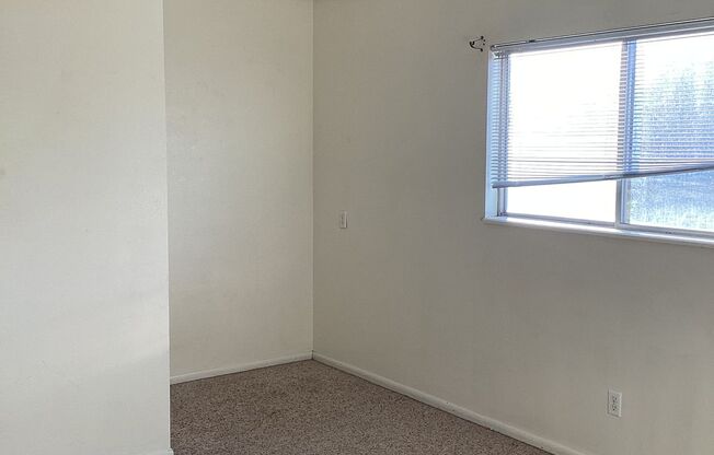 2 beds, 1 bath, $700, Unit 13