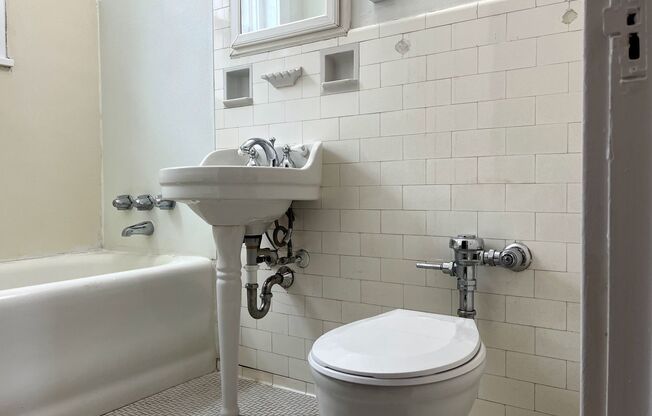 2 beds, 1 bath, $1,300, Unit 1A