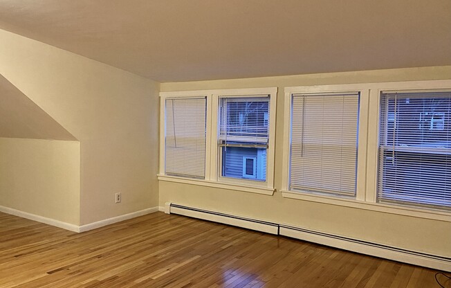 2 beds, 1 bath, $2,600, Unit 3