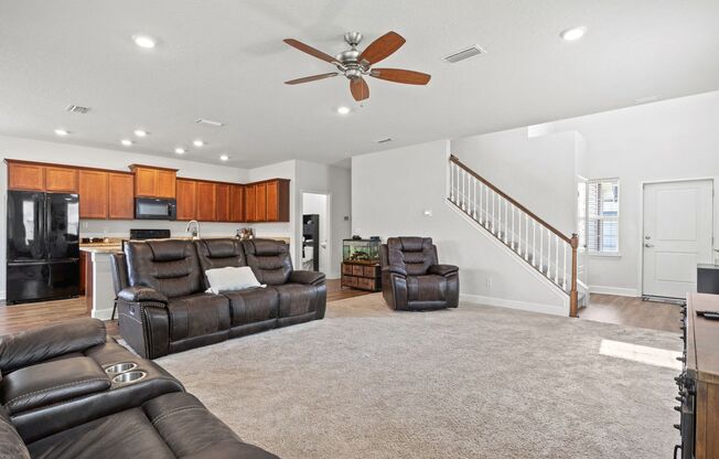 Stunning single-family 4bed/2.5 bath home