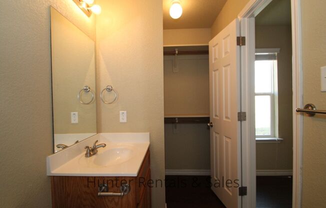 3 beds, 3 baths, $1,300, Unit Unit A