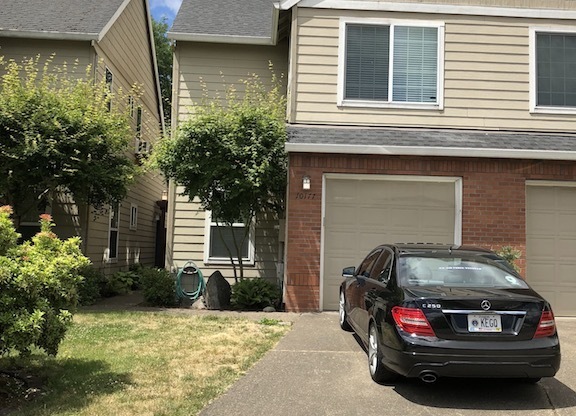 Beautiful Townhouse in Prime Tigard Location – 2 Bed + Bonus Room – Walk to Washington Square!