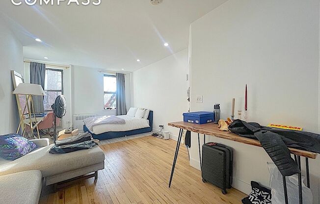 263 W 19 ST 3 SE