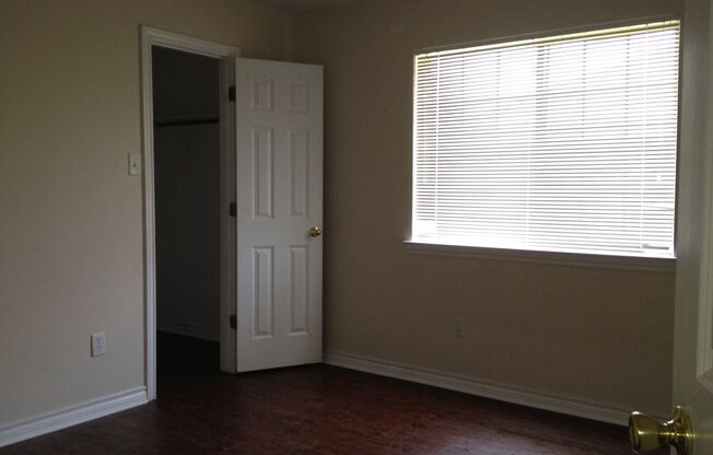 PET FRIENDLY! PRICED RIGHT! SUBLEASE AVAILABLE! NO DEPOSIT!