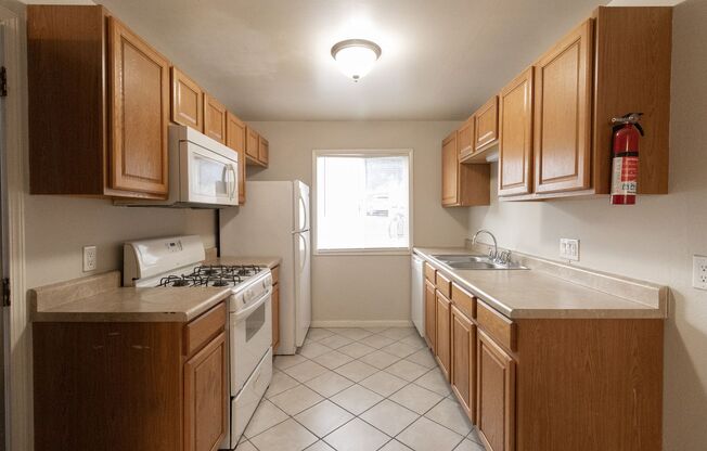 2 beds, 1 bath, 784 sqft, $1,100, Unit 1806 1E