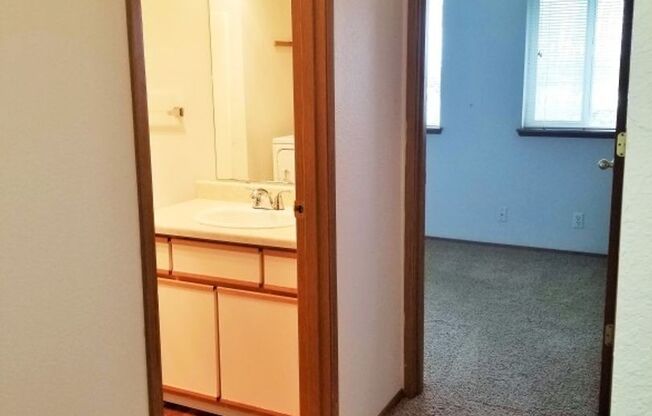 2 beds, 1.5 baths, 896 sqft, $1,495, Unit 698 LaSalle Street #4