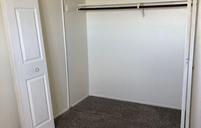 2 beds, 1 bath, 796 sqft, $1,150, Unit 127