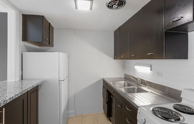 Studio, 1 bath, 359 sqft, $1,340, Unit 2E